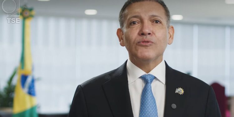 Presidente do TSE afirma que voto é direito fundamental dos brasileiros