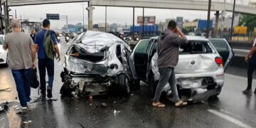 Motorista infarta, e engavetamento de 20 veículos deixa feridos no Rio