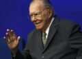 José Sarney recebe alta hospitalar após nove dias de internação