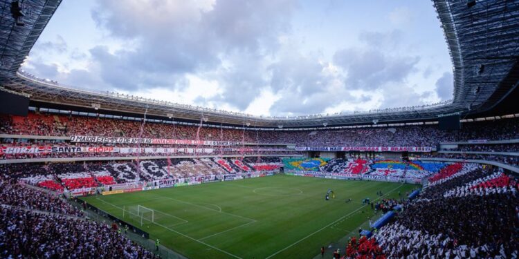 Santa Cruz empata com Maringá e volta à Série B após 10 anos