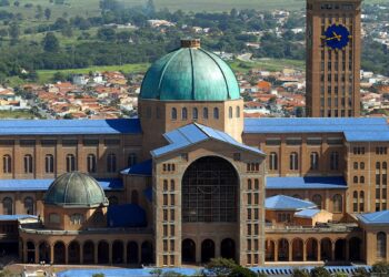 Santuário de Aparecida realiza missas, consagração e procissão no feriado
