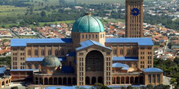 Santuário de Aparecida realiza missas, consagração e procissão no feriado